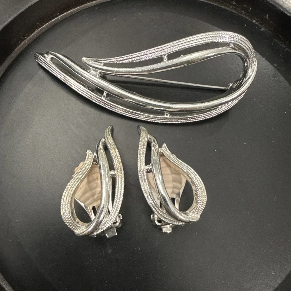 VINTAGE SARAH COVENTRY SILVER SWIRL PIN/BROOCH W/MATCHING CLIP ON EARRINGS SET